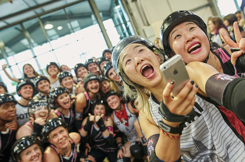 Shortstop, Gotham Girls Roller Derby and Shaolynn Scarlett, London Rollergirls, take a joint selfie with their teams